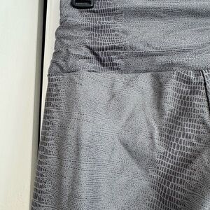 Onzie Grey Snake Print Leggings